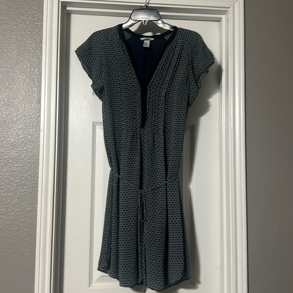 Sz 10 H&M navy and white patterned dress with belt tie and flutter sleeves